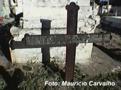 Sepultura de uma das vítimas no cemitério de Ponta das Pedras